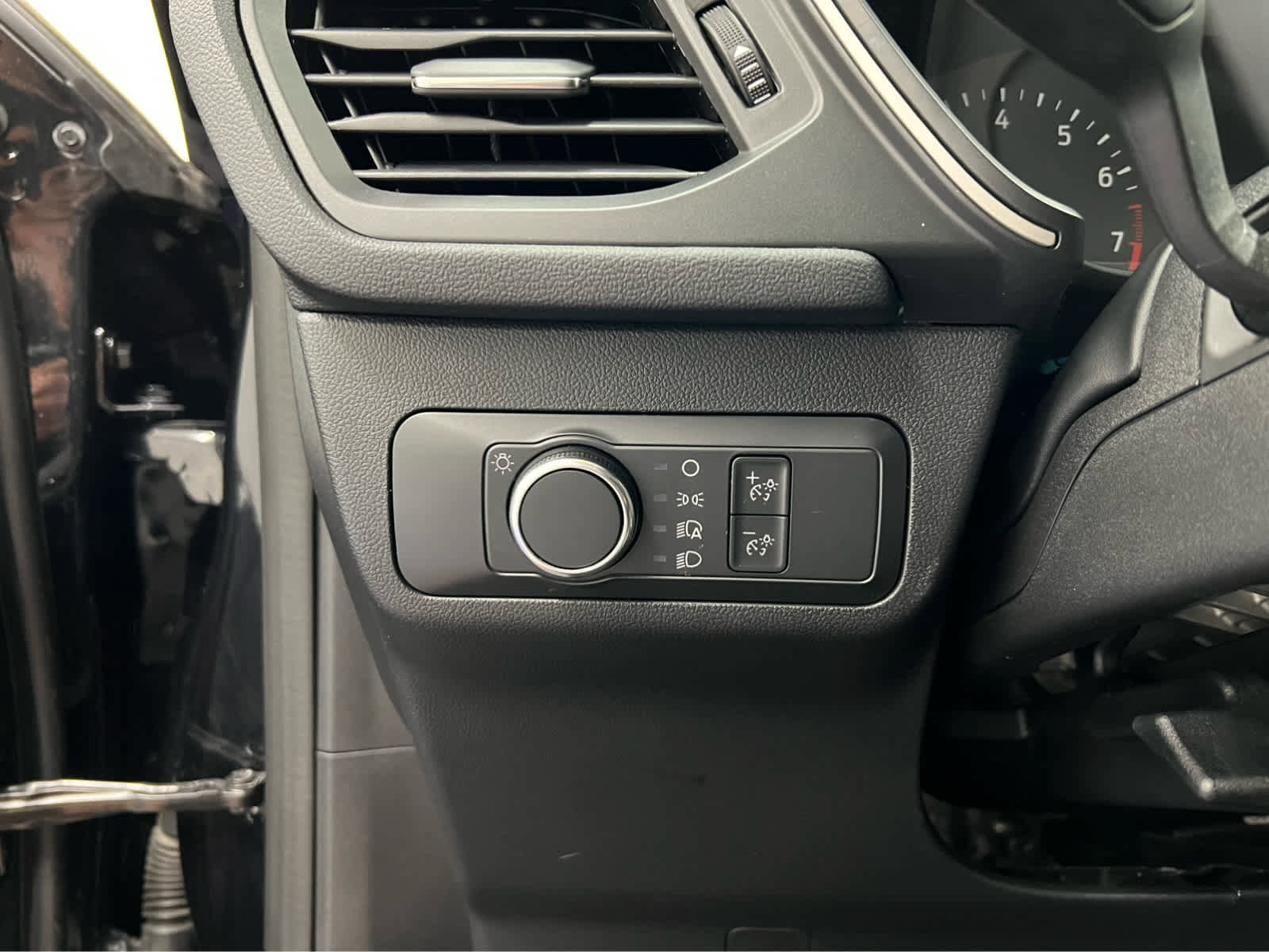 Used 2022 Ford Escape SE w/ Cold Weather Package image 19