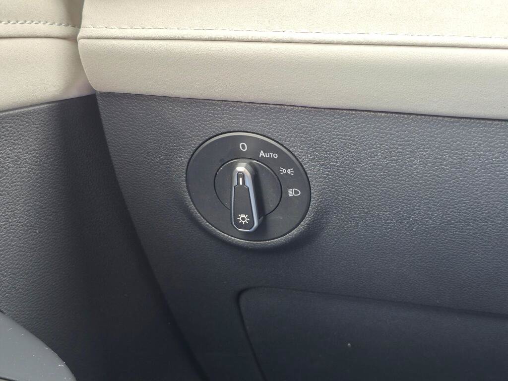 Certified 2025 Volkswagen Taos SE AWD/4WD image 30