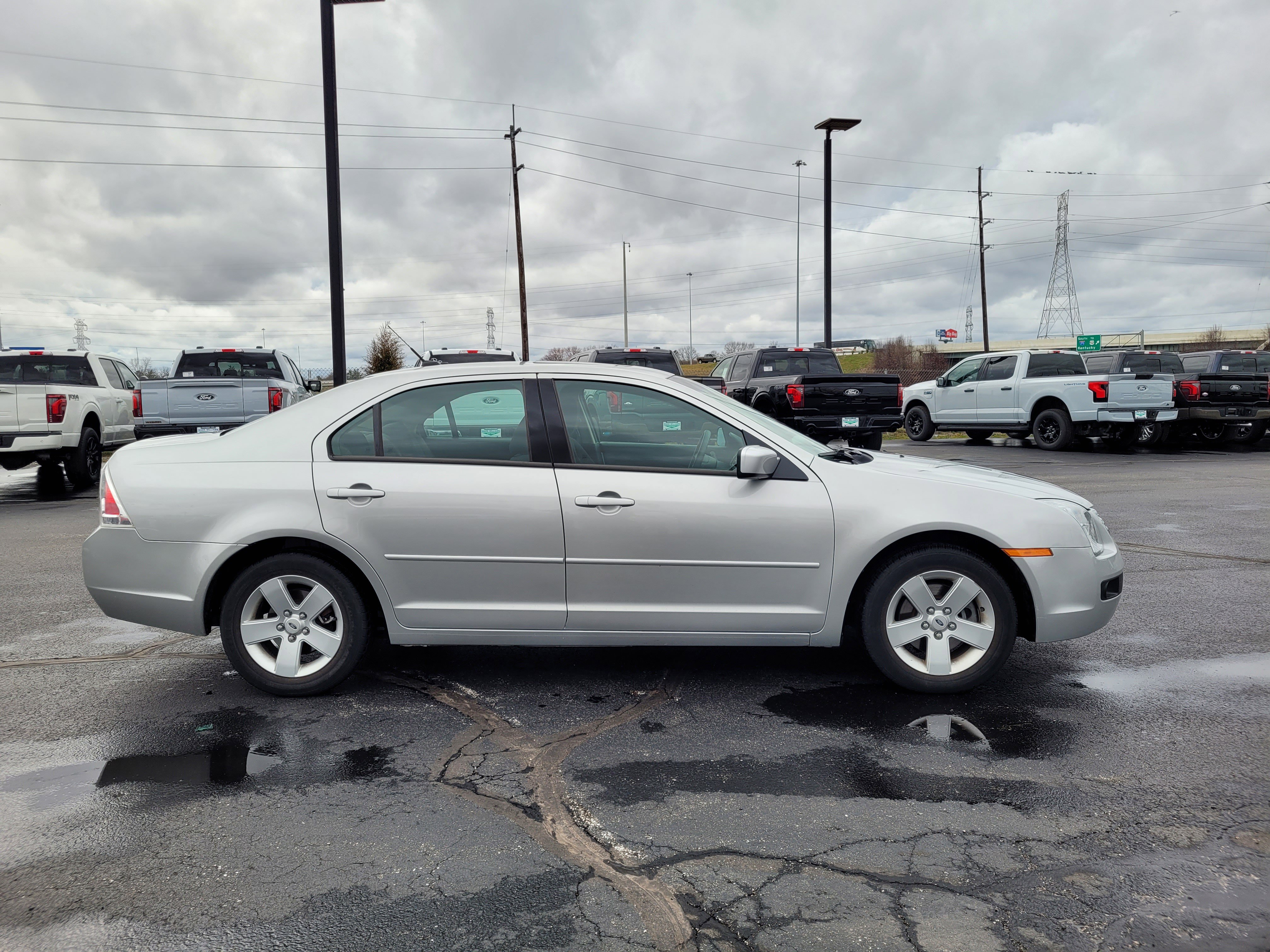 Used 2009 Ford Fusion SE image 2