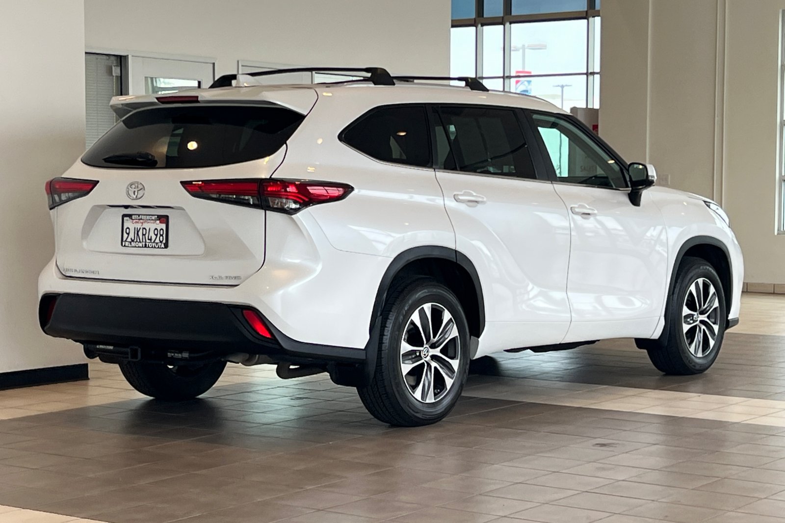 Used 2023 Toyota Highlander XLE AWD/4WD image 4