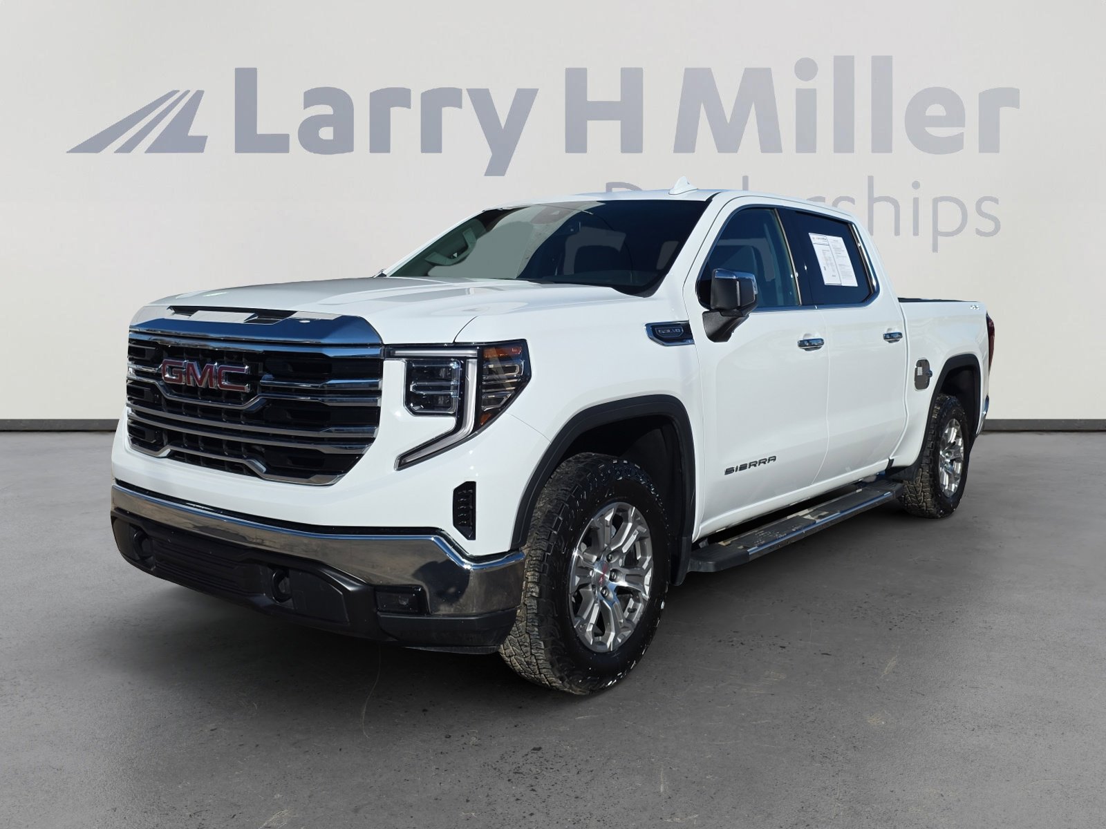 Used 2024 GMC Sierra 1500 SLT image 1