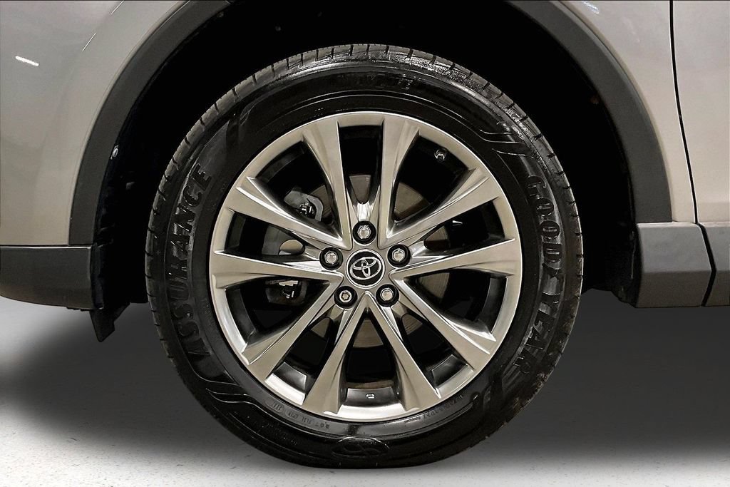 Used 2018 Toyota RAV4 Limited AWD/4WD image 32