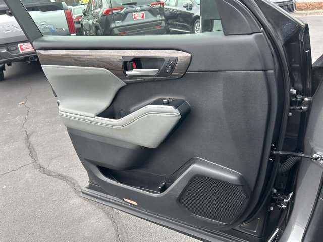 Used 2023 Toyota Highlander Platinum image 32
