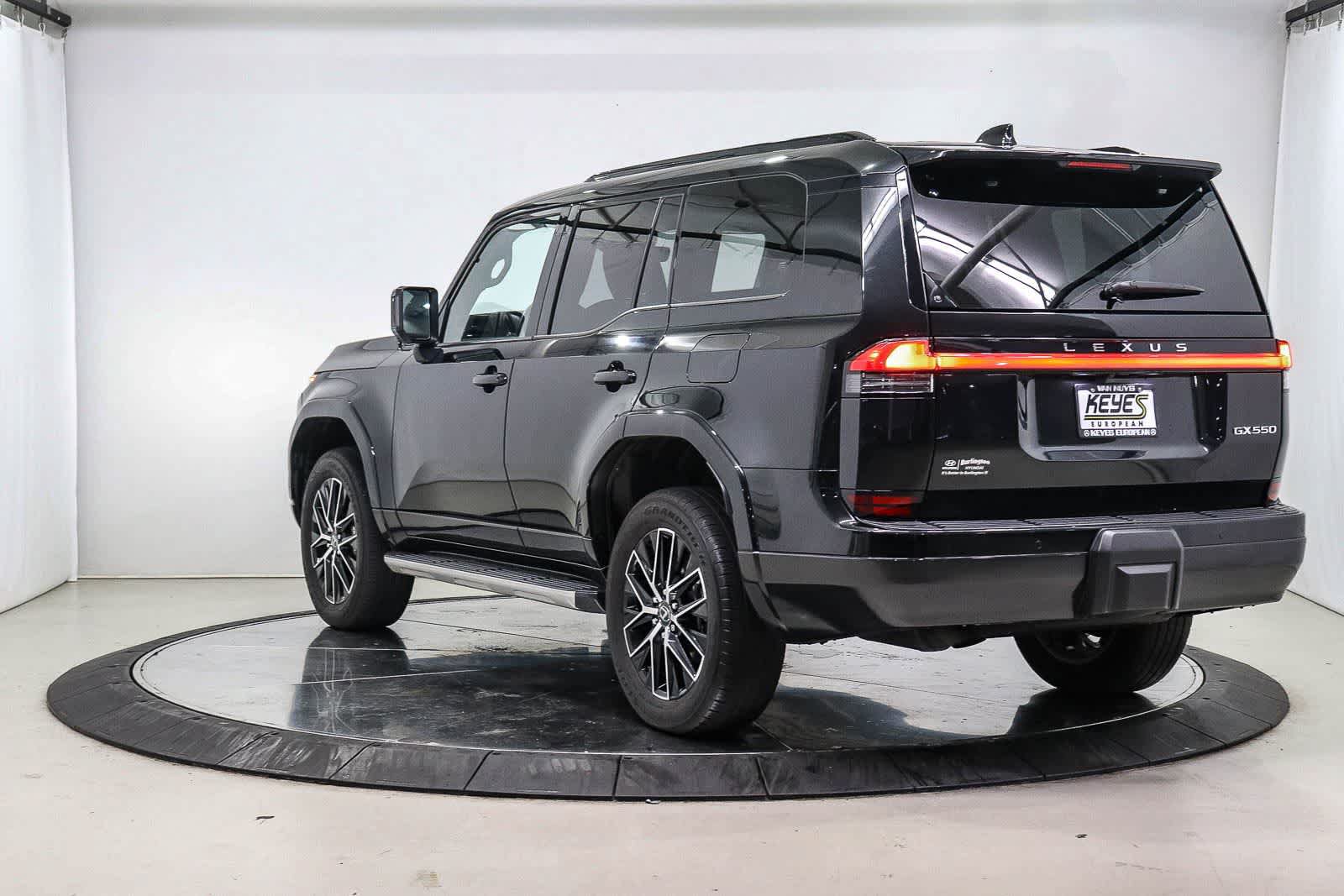 Used 2024 Lexus GX 550 w/ Accessory Package (Z1) AWD/4WD image 2