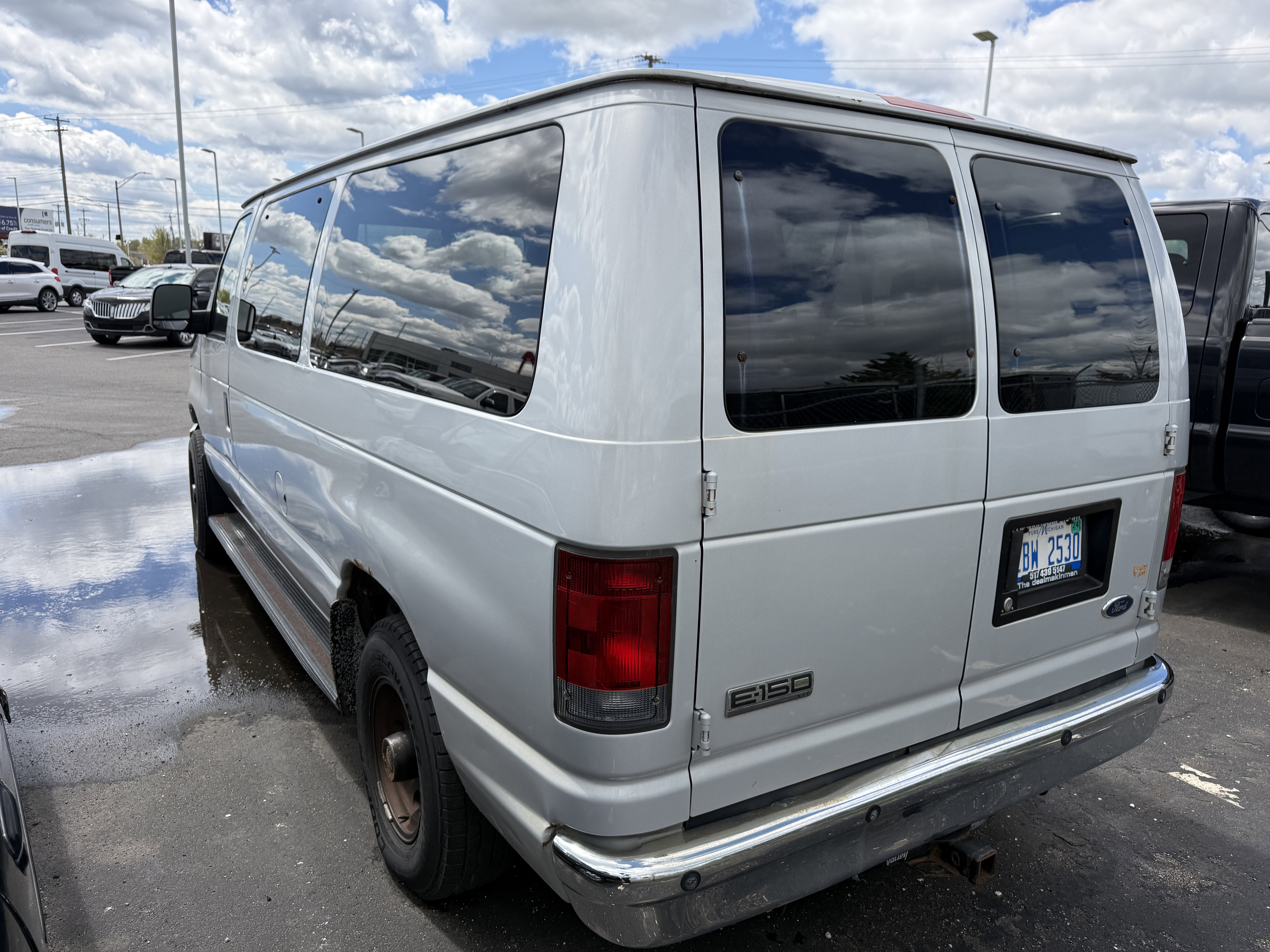 Used 2008 Ford E-150 and Econoline 150 Wagon RWD image 2