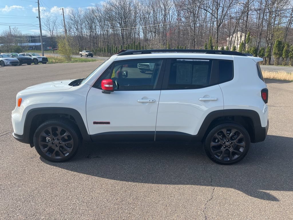 Used 2023 Jeep Renegade Latitude w/ Sun/Sound Group AWD/4WD image 3
