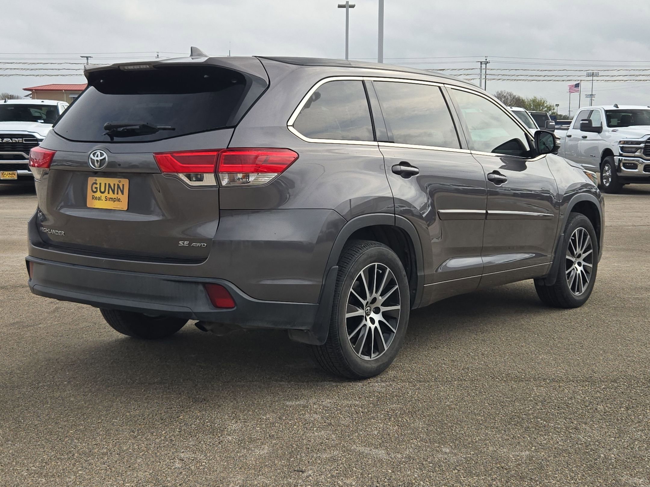 Used 2018 Toyota Highlander SE image 3