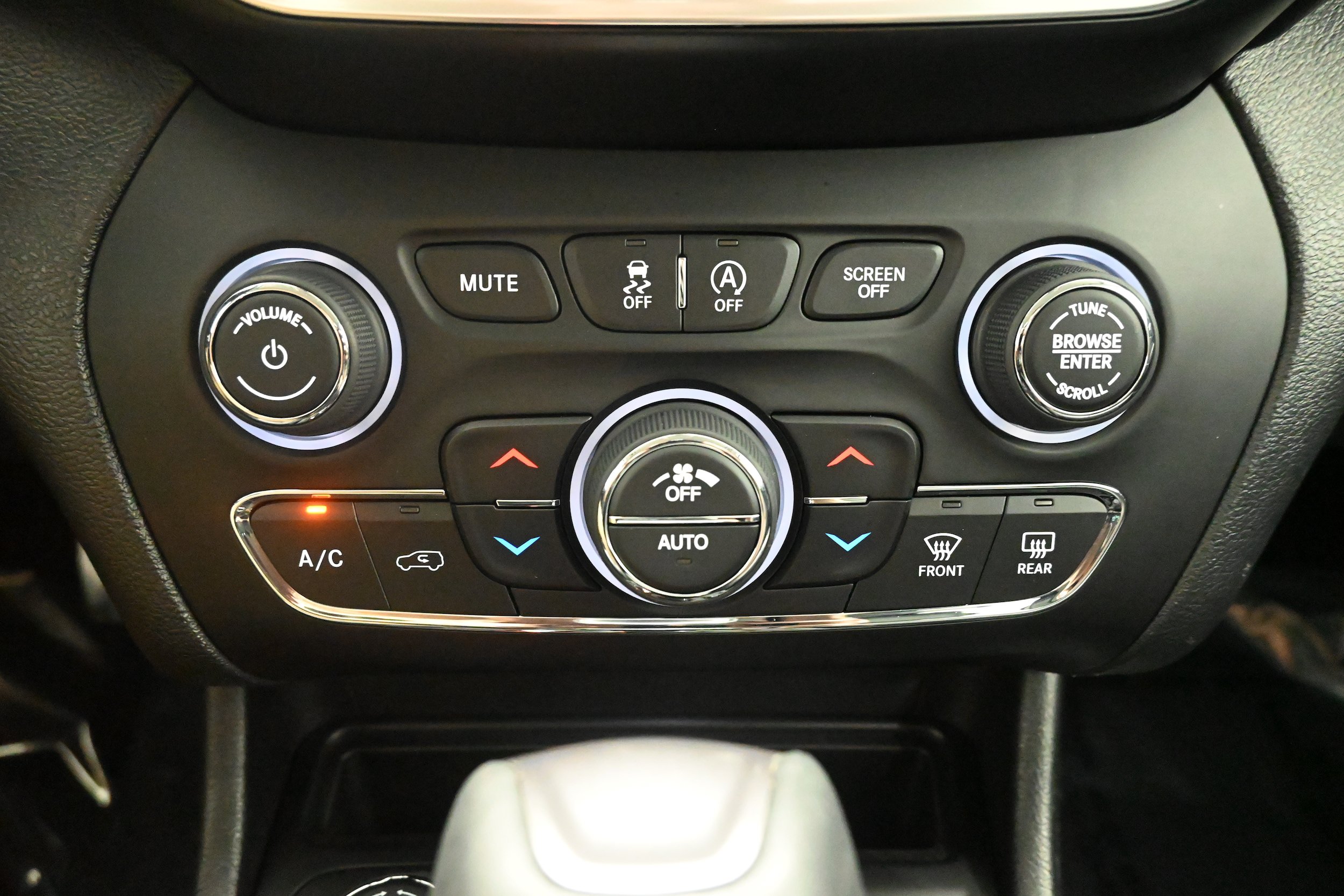 Used 2019 Jeep Cherokee Limited w/ Trailer Tow Group AWD/4WD image 11