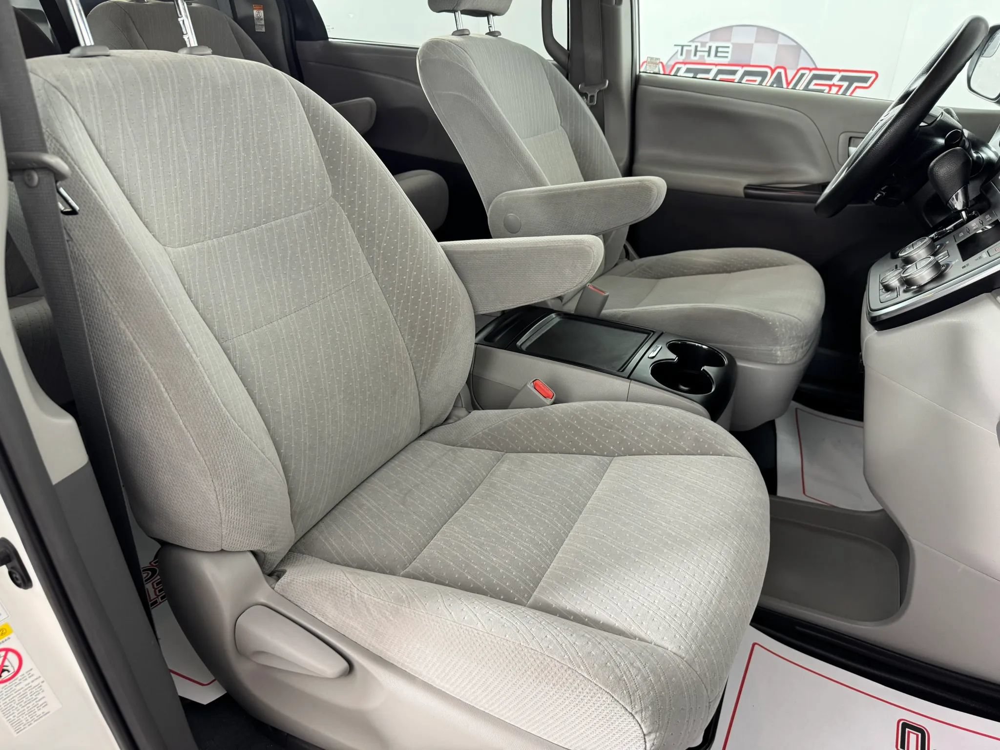 Used 2019 Toyota Sienna LE AWD/4WD image 32