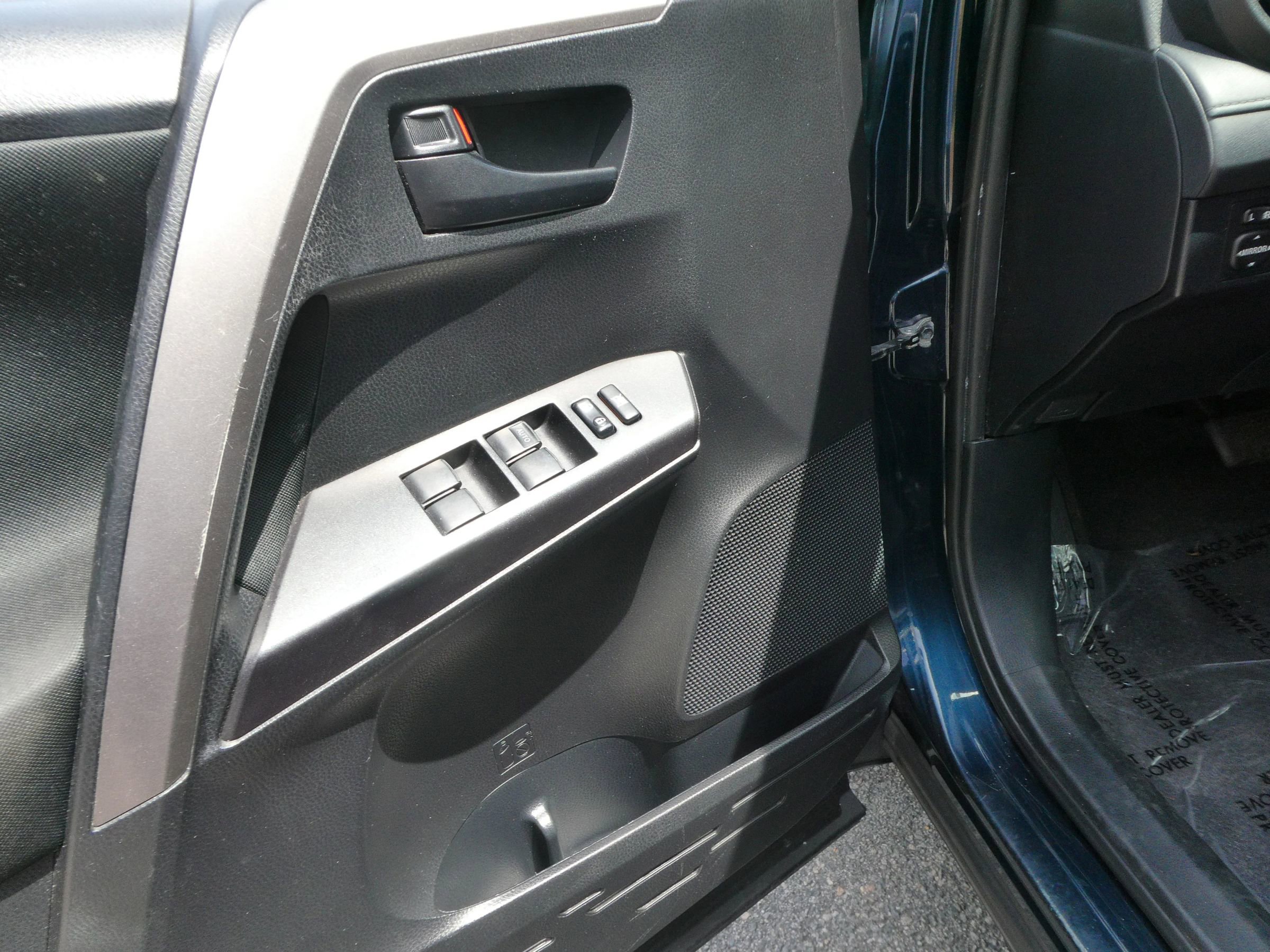 Used 2018 Toyota RAV4 LE AWD/4WD image 14