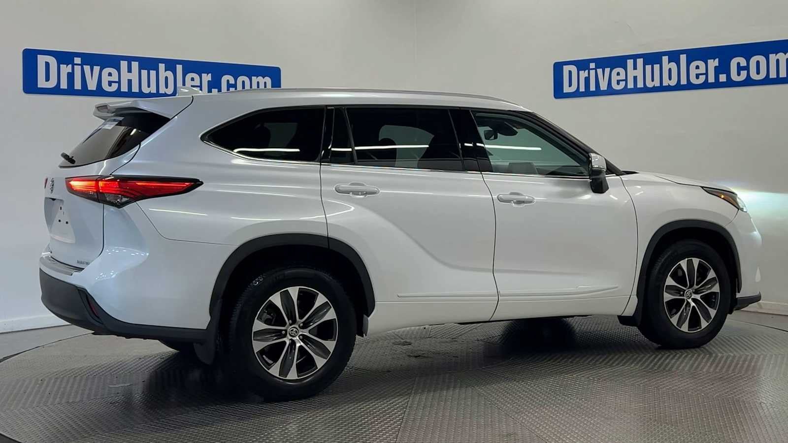 Used 2022 Toyota Highlander XLE AWD/4WD image 8