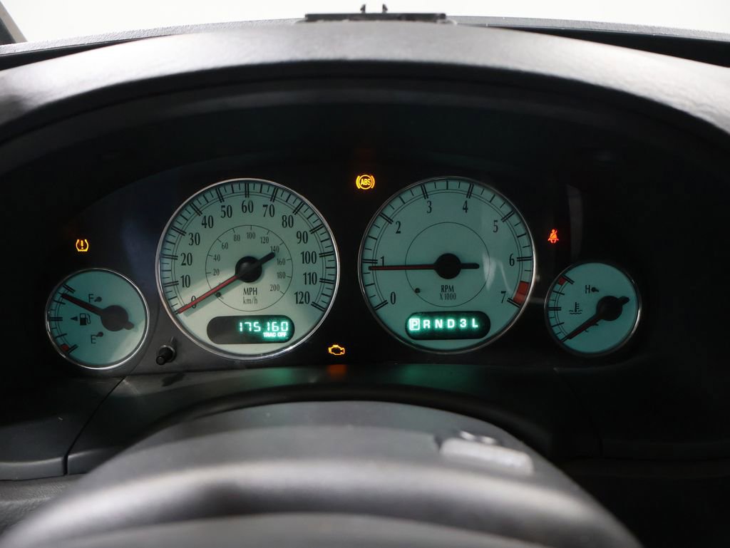 Used 2004 Chrysler Town & Country Limited image 31