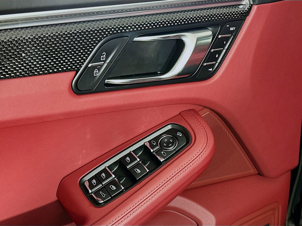 Certified 2025 Porsche Macan AWD/4WD image 19