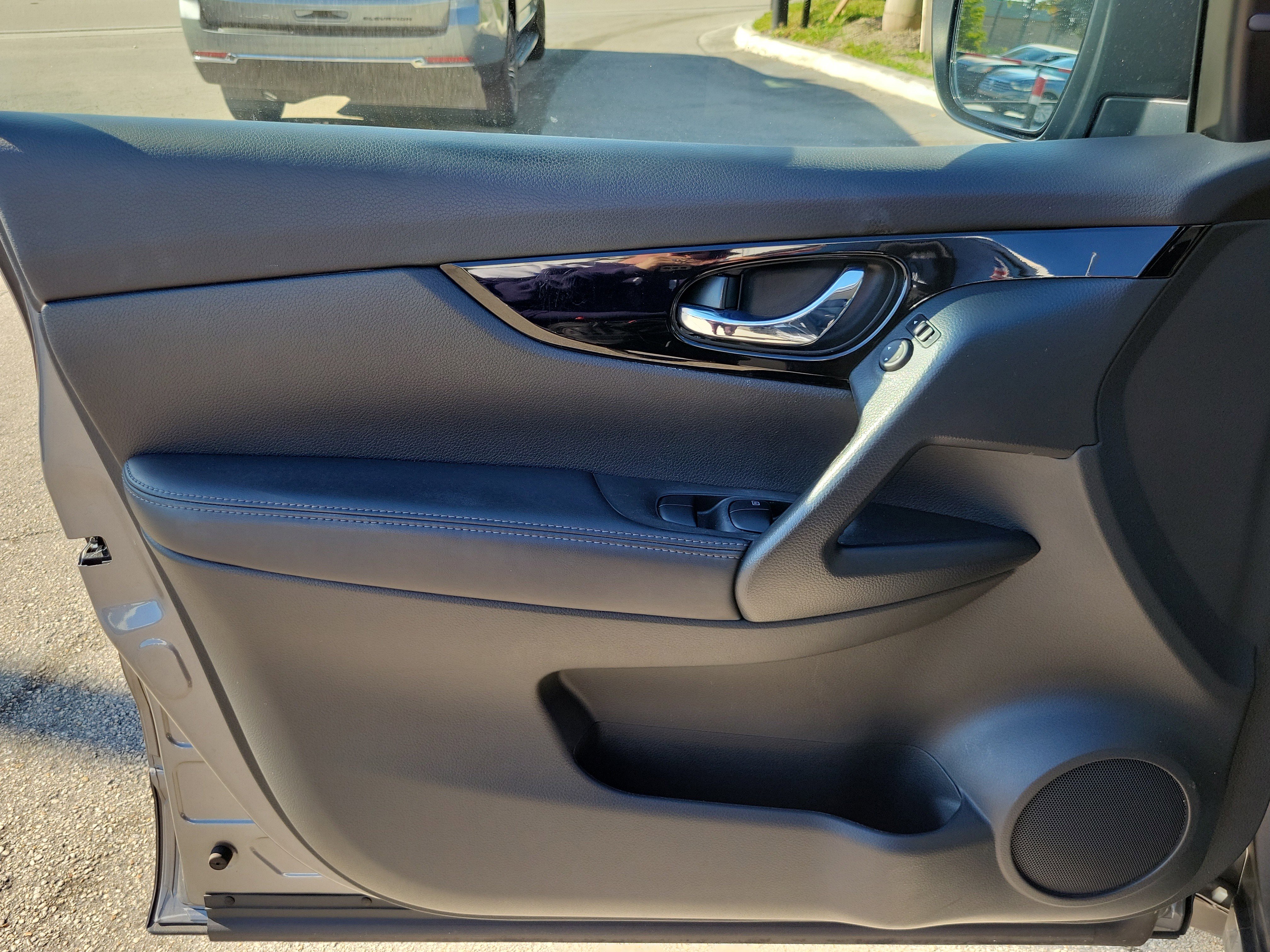 Used 2020 Nissan Rogue Sport SV image 23