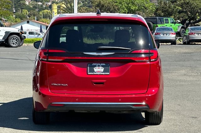 Used 2025 Chrysler Pacifica Select image 5
