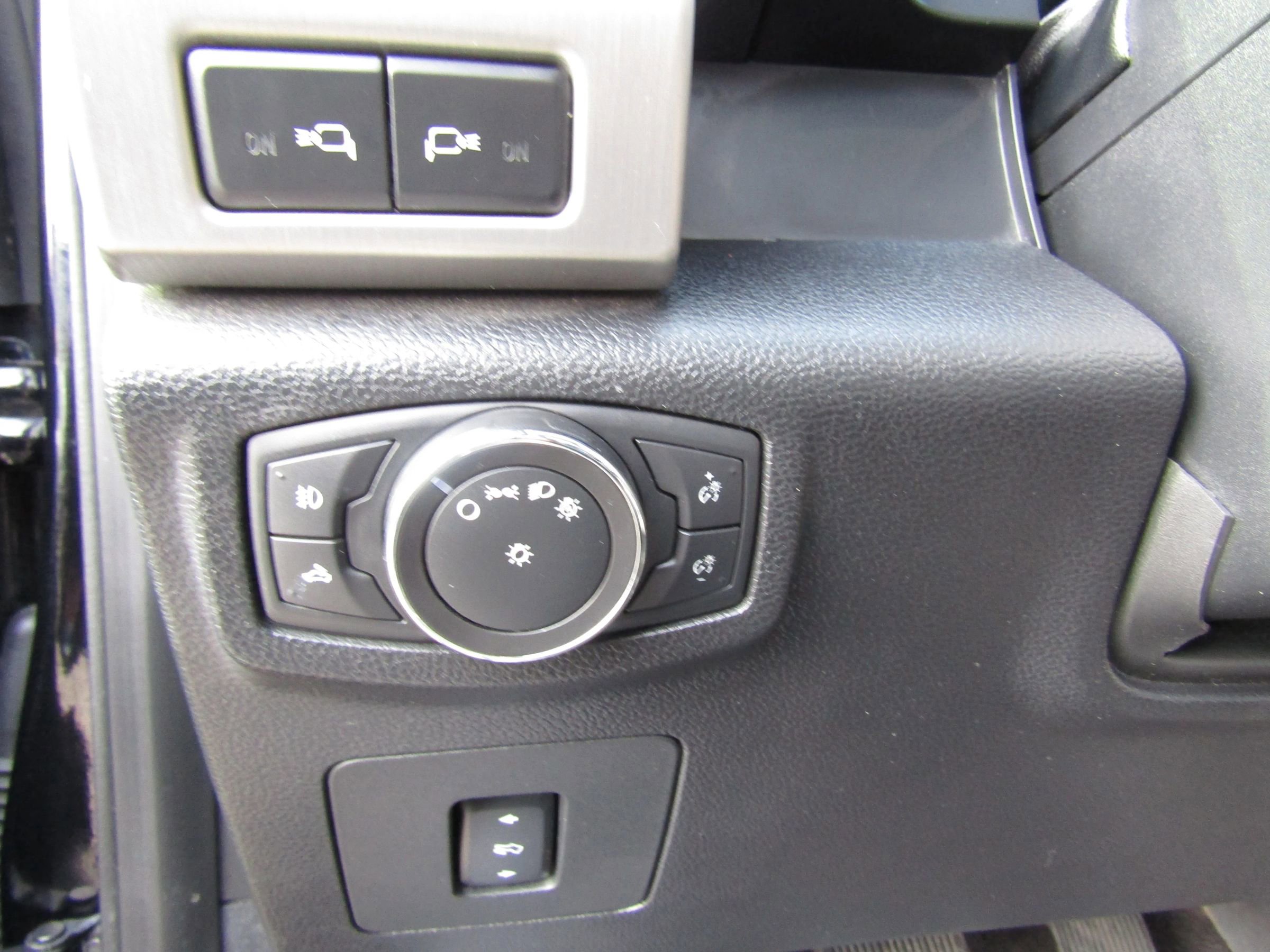 Used 2016 Ford F150 Platinum w/ Equipment Group 701A Luxury image 23