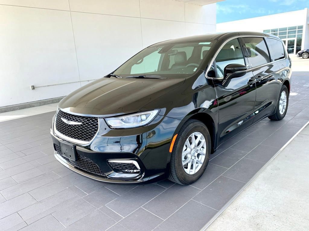 Used 2025 Chrysler Pacifica Select image 1