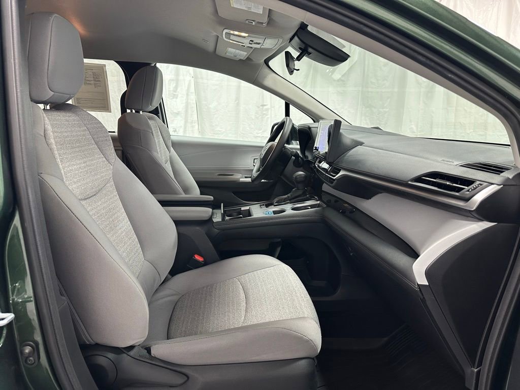 Used 2025 Toyota Sienna LE image 64