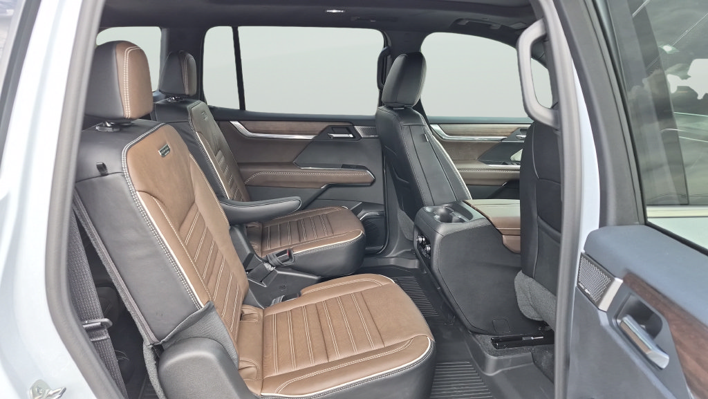 New 2027 GMC Acadia Denali Ultimate w/ LPO, Floor Liner Package AWD/4WD image 29