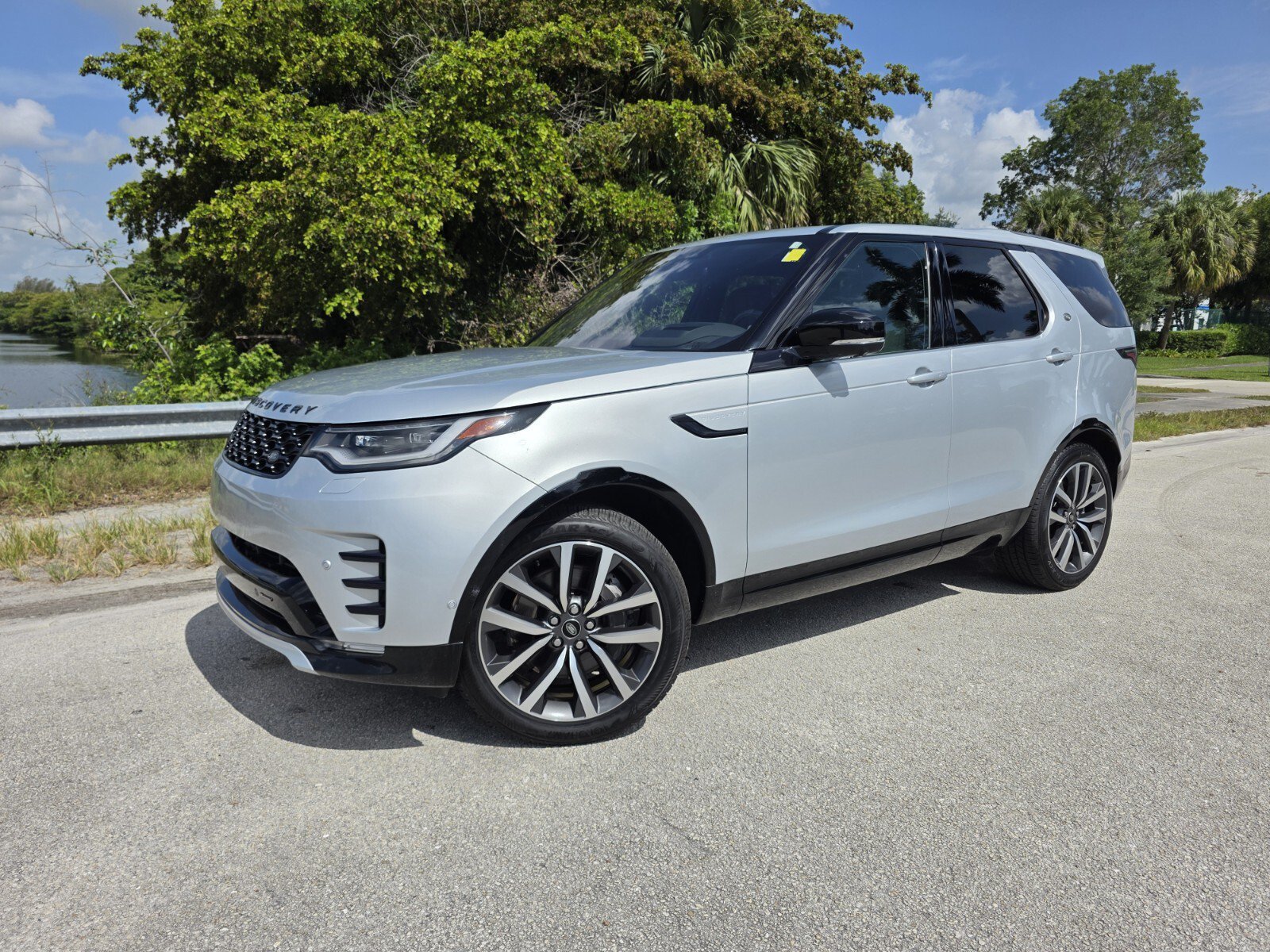 Certified 2023 Land Rover Discovery HSE R-Dynamic AWD/4WD image 1