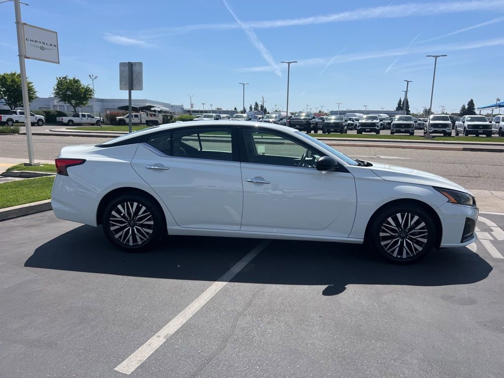 Used 2025 Nissan Altima 2.5 SV FWD image 9