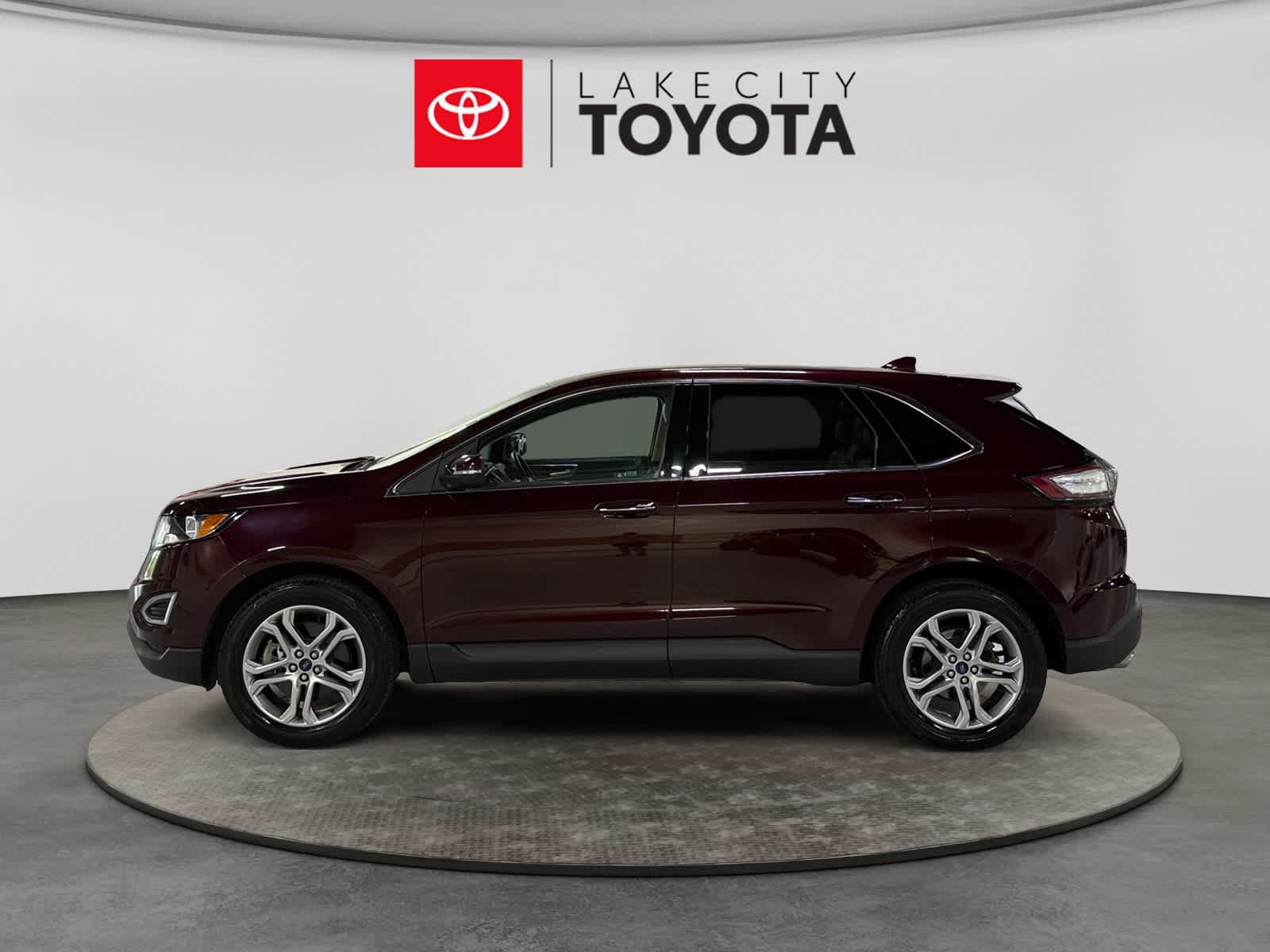 Used 2017 Ford Edge Titanium w/ Technology Package FWD image 3