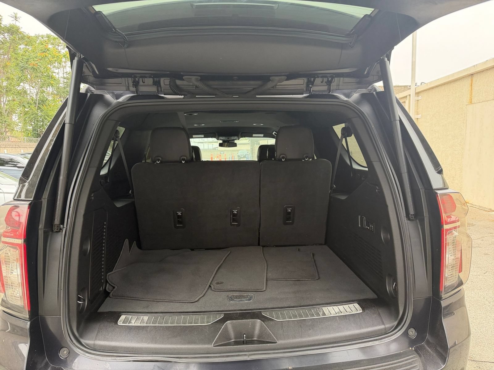 Used 2023 Chevrolet Suburban Premier AWD/4WD image 34