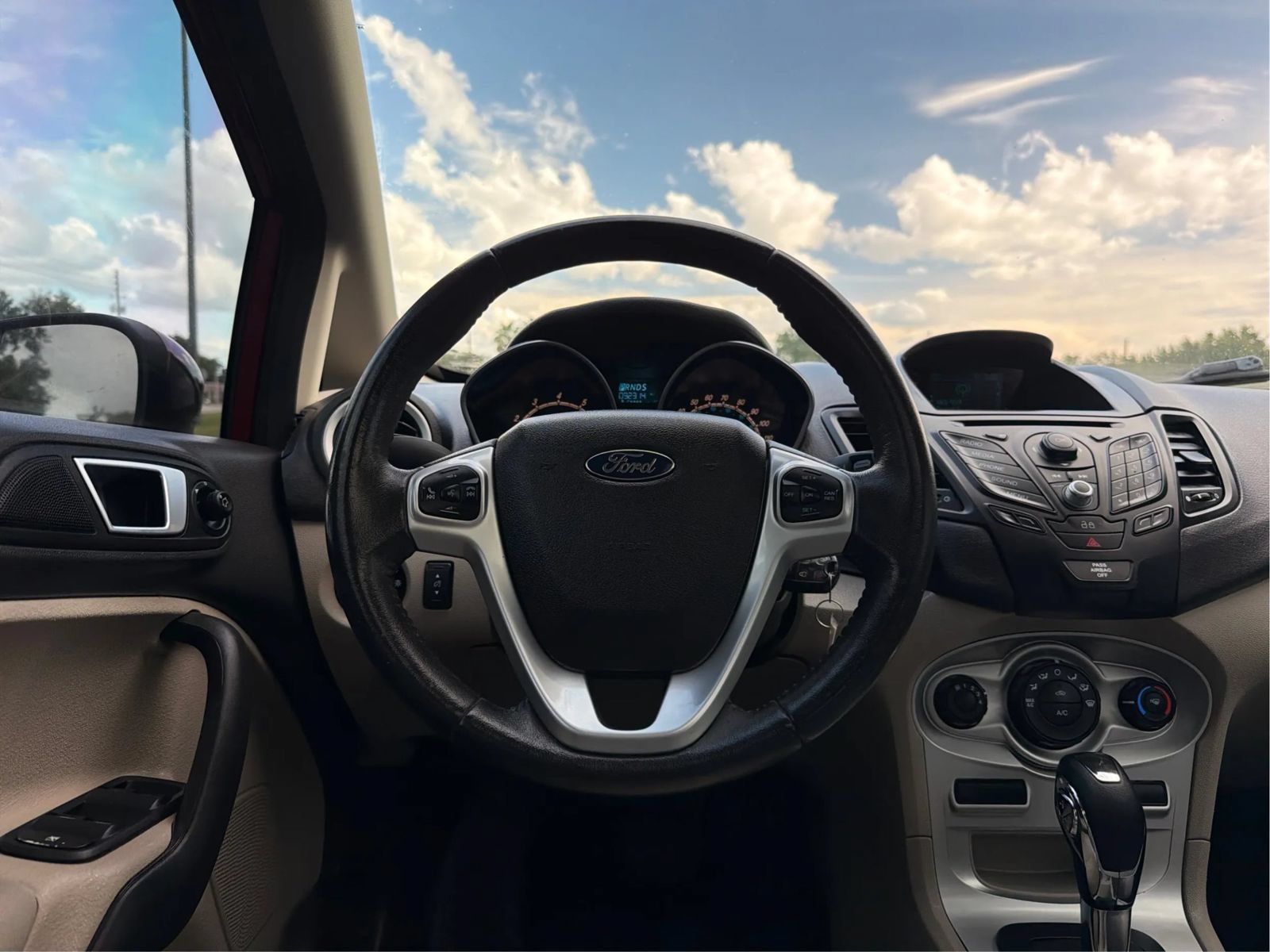 Used 2015 Ford Fiesta SE FWD image 11
