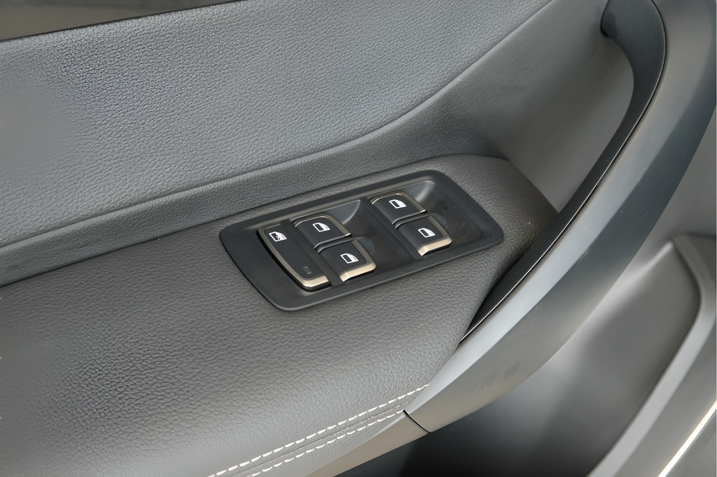 New 2025 VinFast VF 8 Eco AWD/4WD image 6