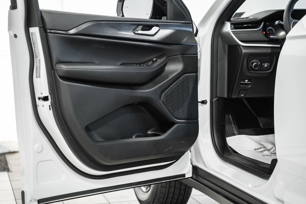 New 2025 Jeep Grand Cherokee L Altitude image 38