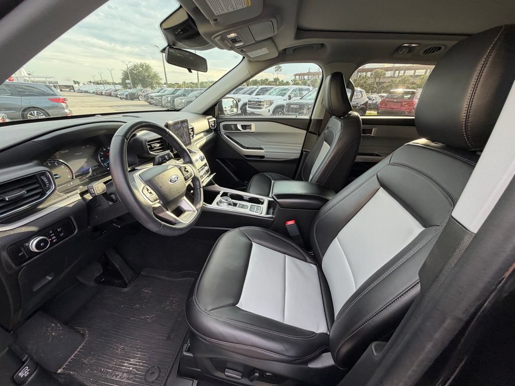 Used 2023 Ford Explorer XLT w/ Equipment Group 202A RWD image 17