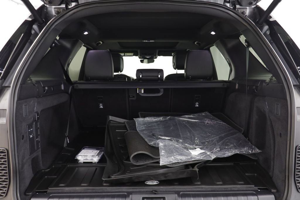 Used 2025 Land Rover Discovery S image 18