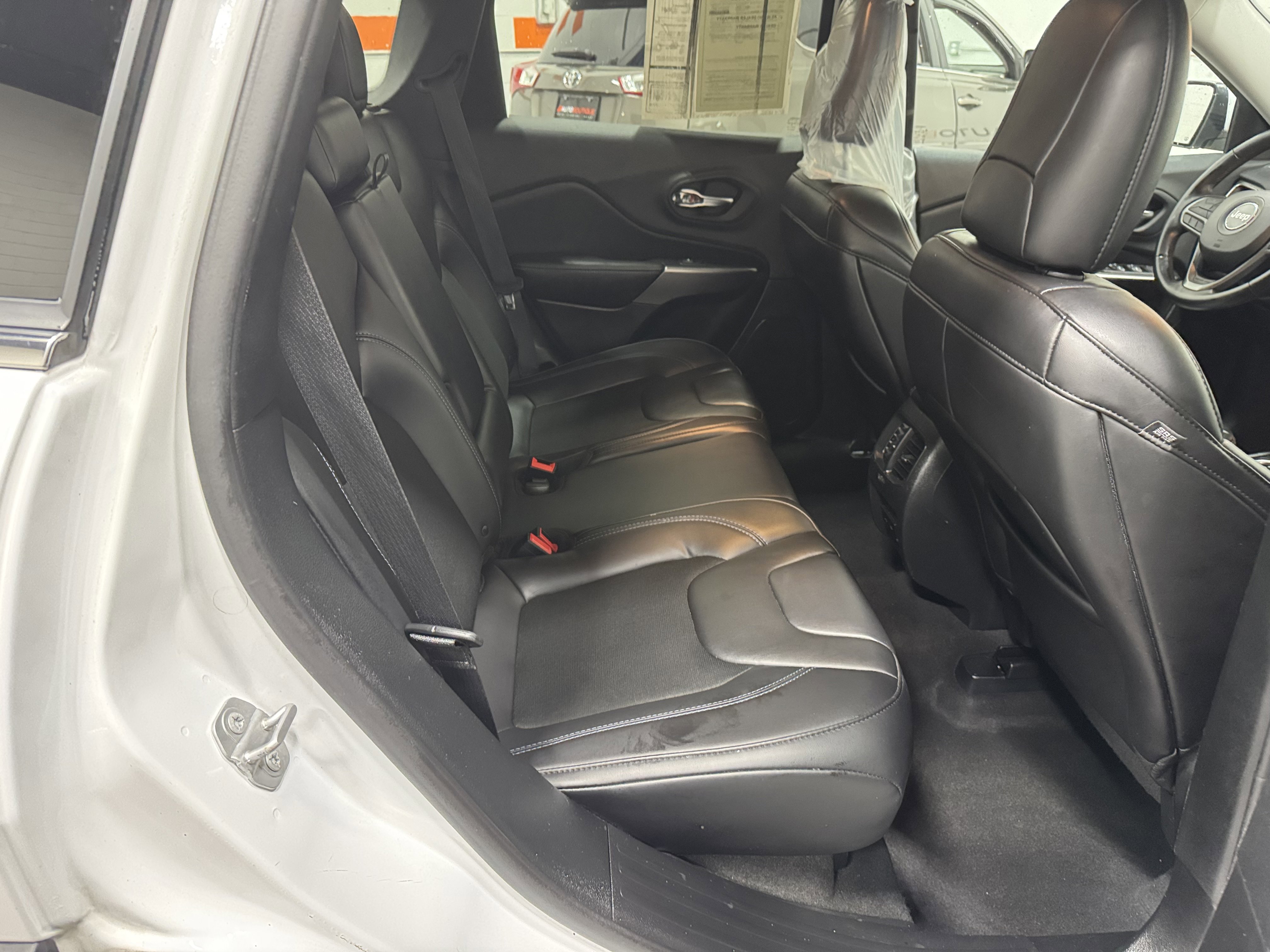 Used 2019 Jeep Cherokee Latitude Plus w/ Cold Weather Group image 18