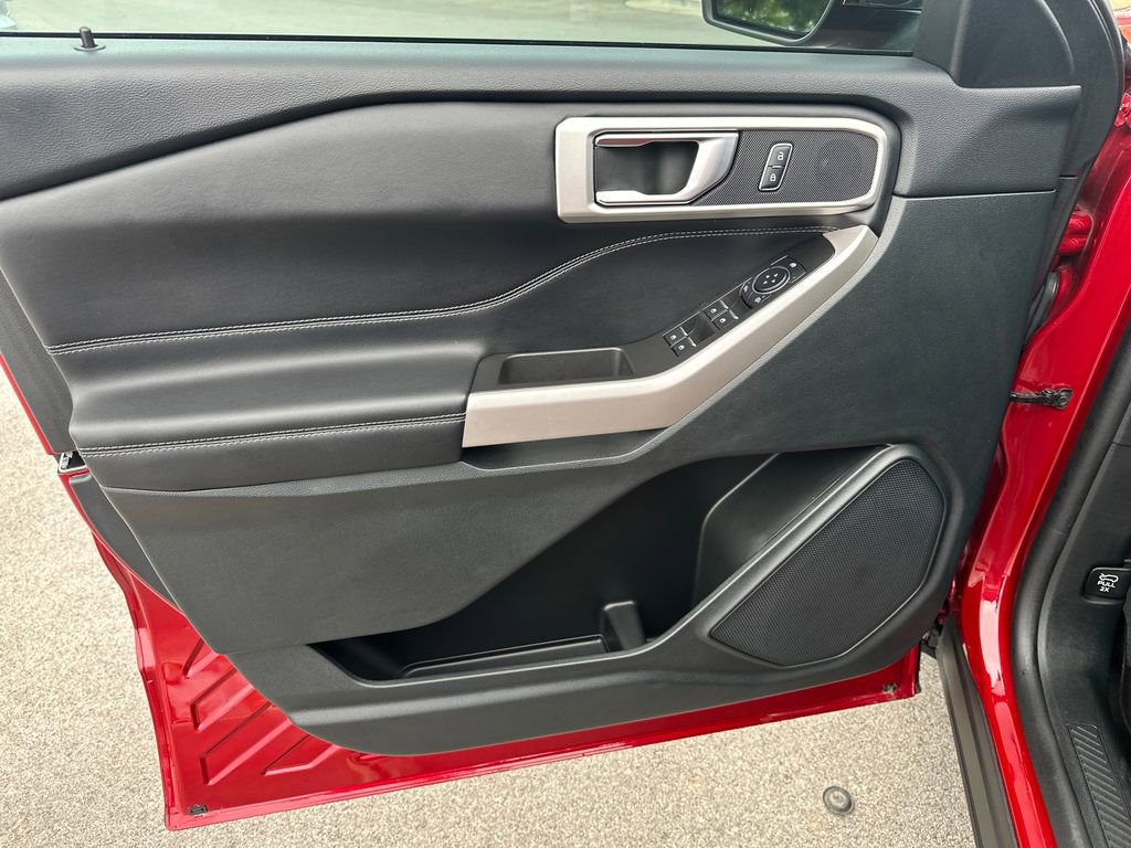 Used 2024 Ford Explorer XLT w/ Equipment Group 202A RWD image 15