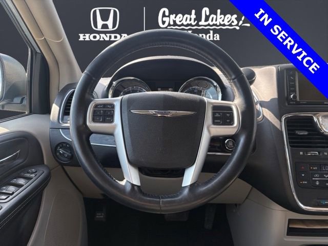 Used 2016 Chrysler Town & Country Touring-L FWD image 12