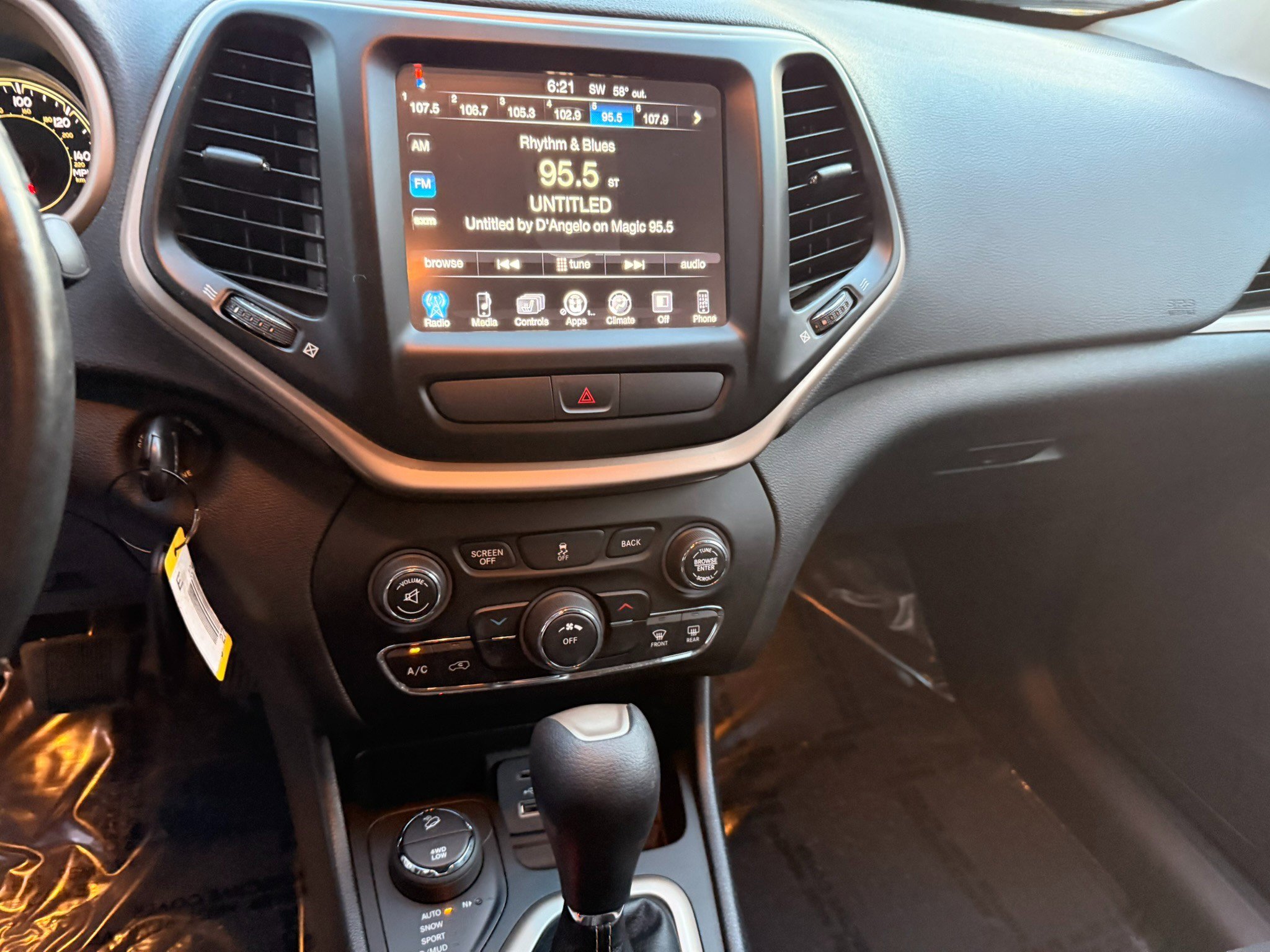 Used 2017 Jeep Cherokee Latitude w/ Cold Weather Group image 12