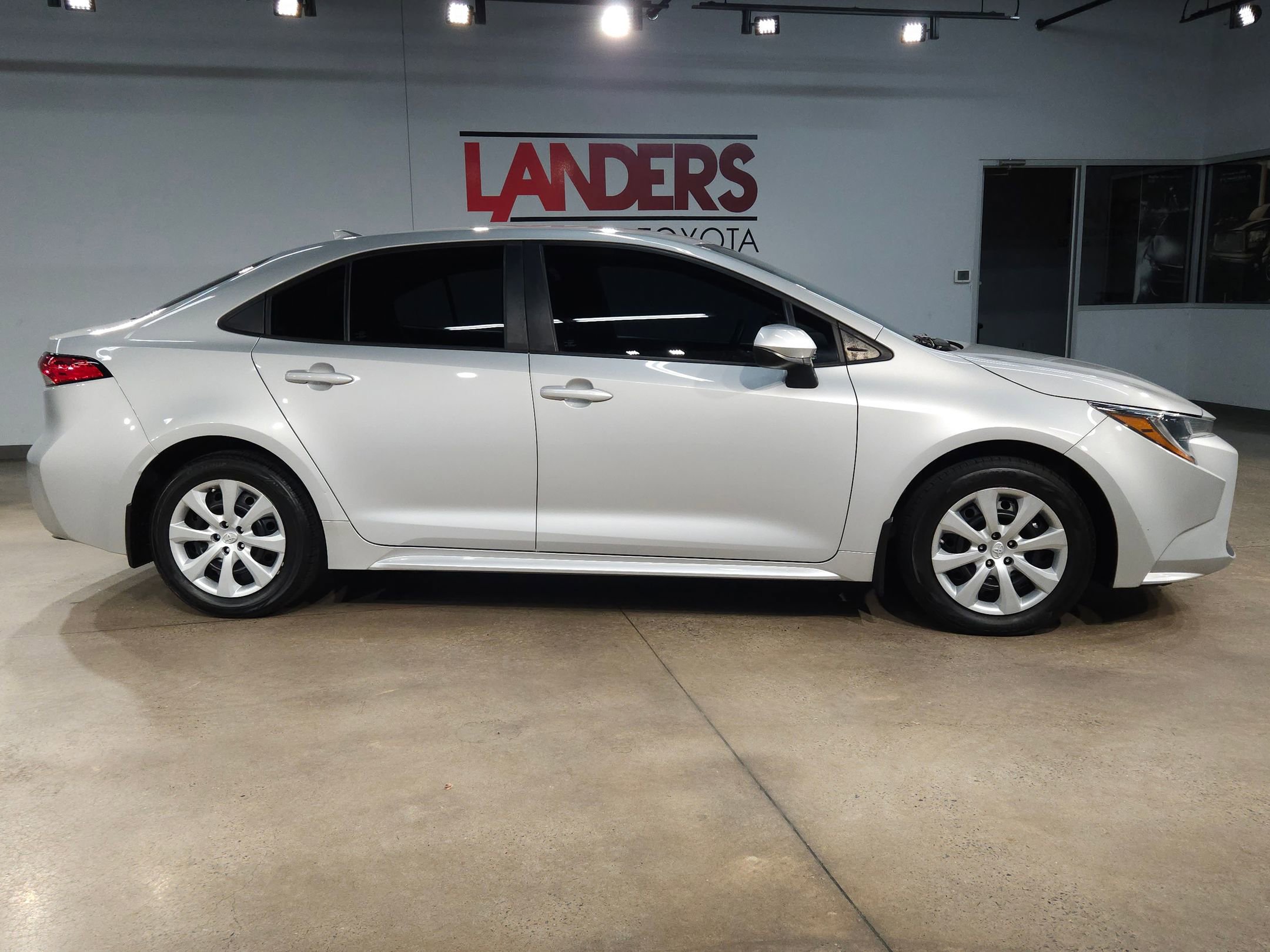 Used 2022 Toyota Corolla LE image 8