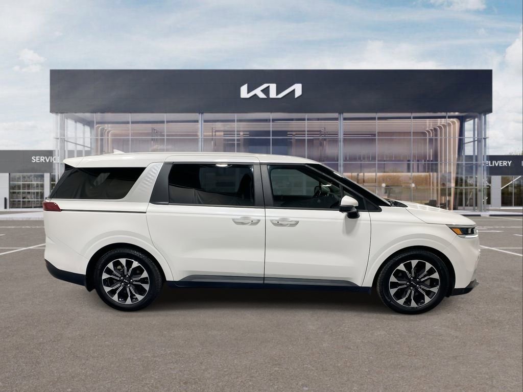 Used 2022 Kia Carnival EX image 9