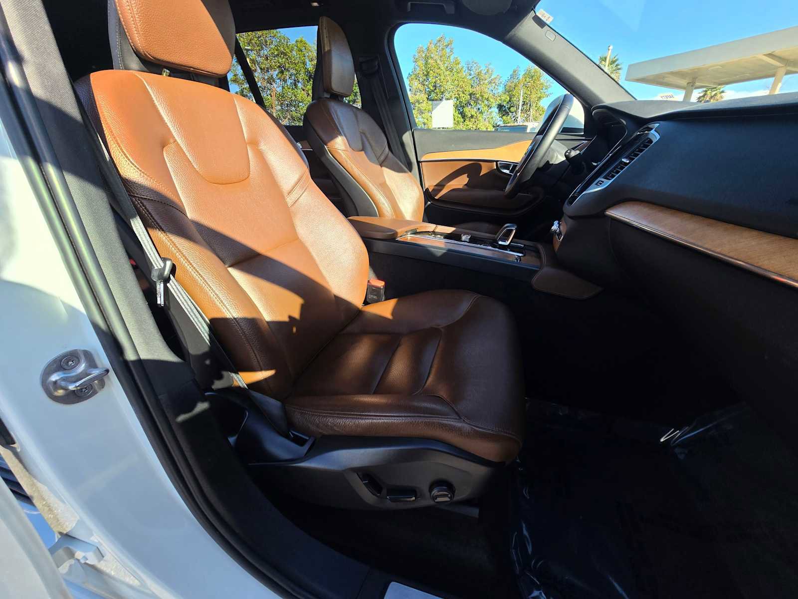 Used 2023 Volvo XC90 T8 Core w/ Climate Package image 11