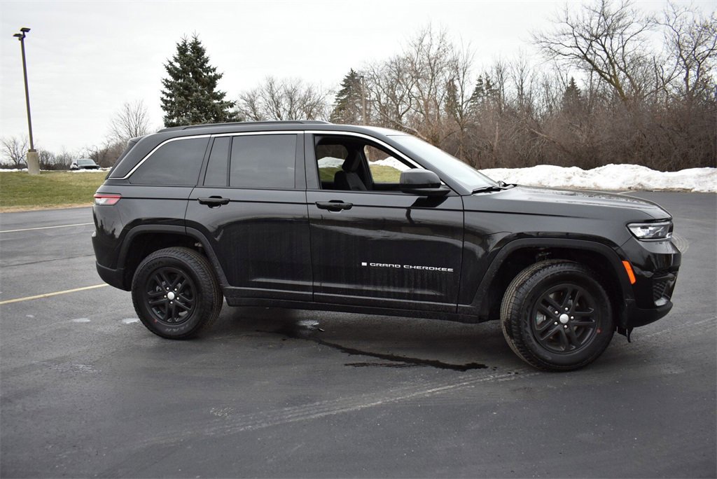 Used 2025 Jeep Grand Cherokee Laredo w/ Luxury Tech Group I image 2
