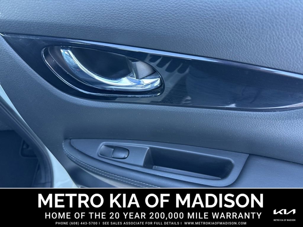 Used 2017 Nissan Rogue Sport SL w/ SL Premium Package image 32