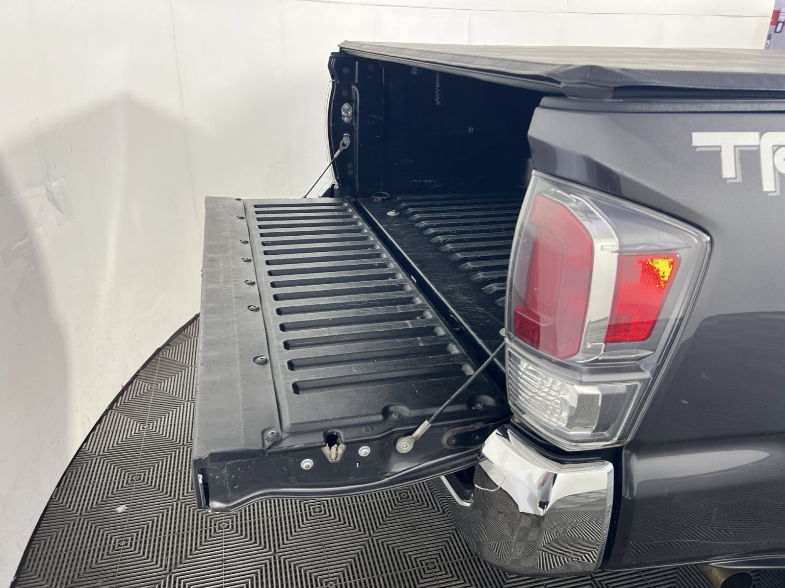 Used 2020 Toyota Tacoma TRD Off-Road AWD/4WD image 27