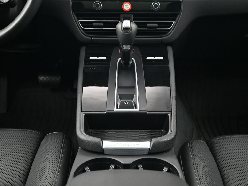 Certified 2026 Porsche Macan image 10