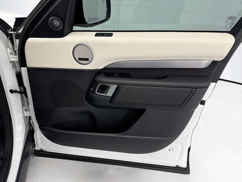 Used 2024 Land Rover Discovery Dynamic SE image 25