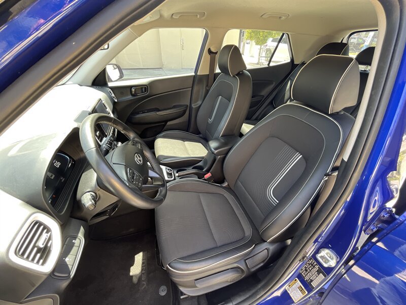 Used 2024 Hyundai Venue Limited FWD image 7