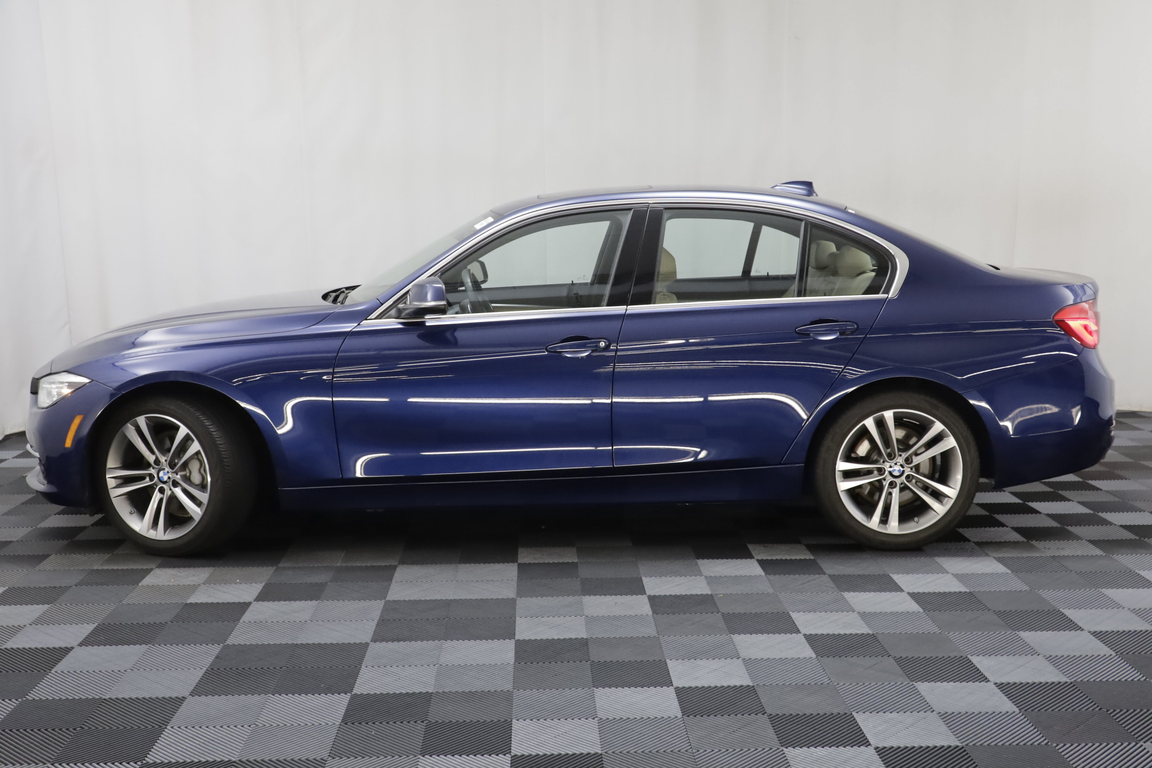 Used 2018 BMW 340i xDrive Sedan AWD/4WD image 4