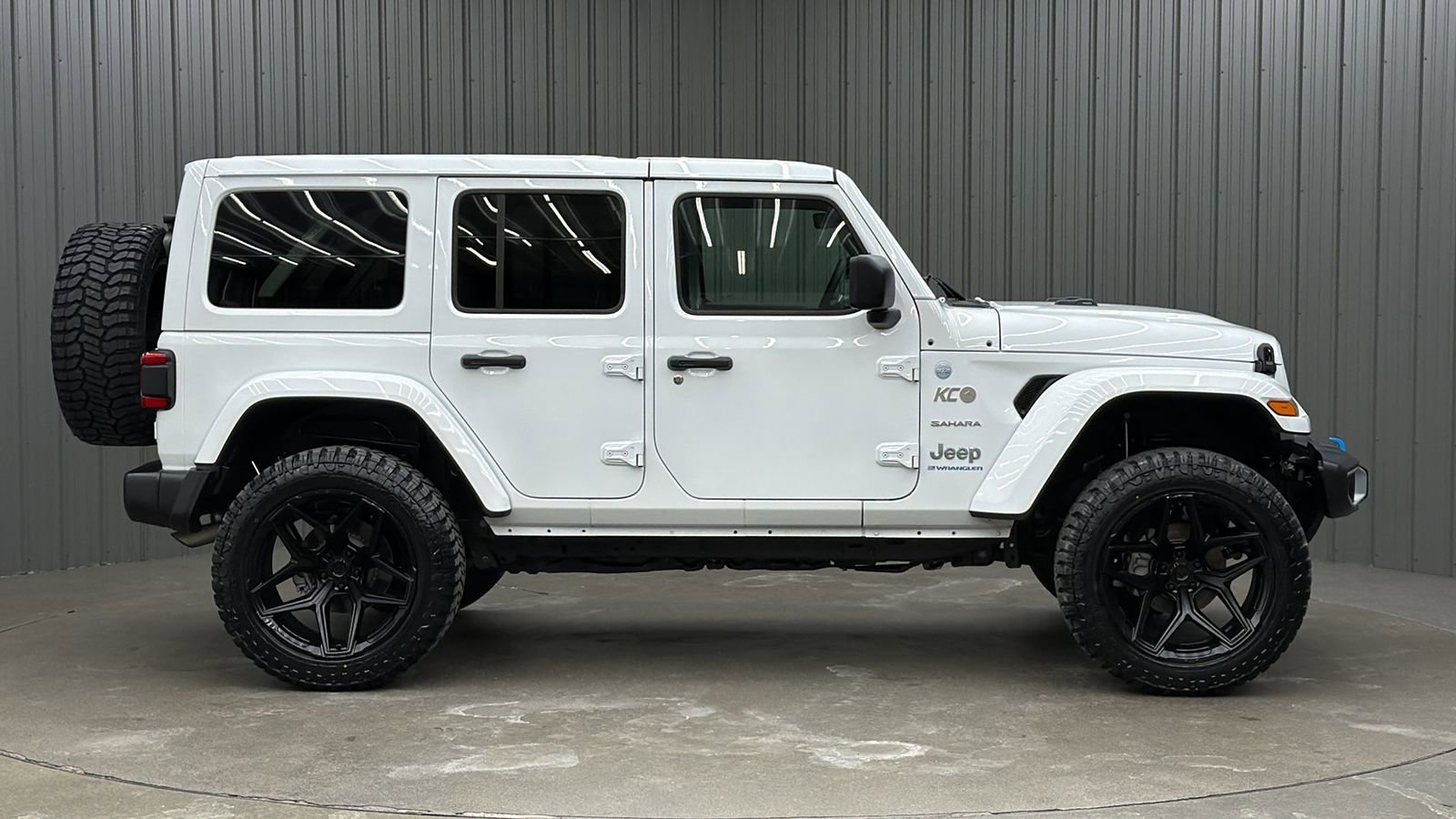 Used 2024 Jeep Wrangler Unlimited Sahara w/ Technology Group AWD/4WD image 6