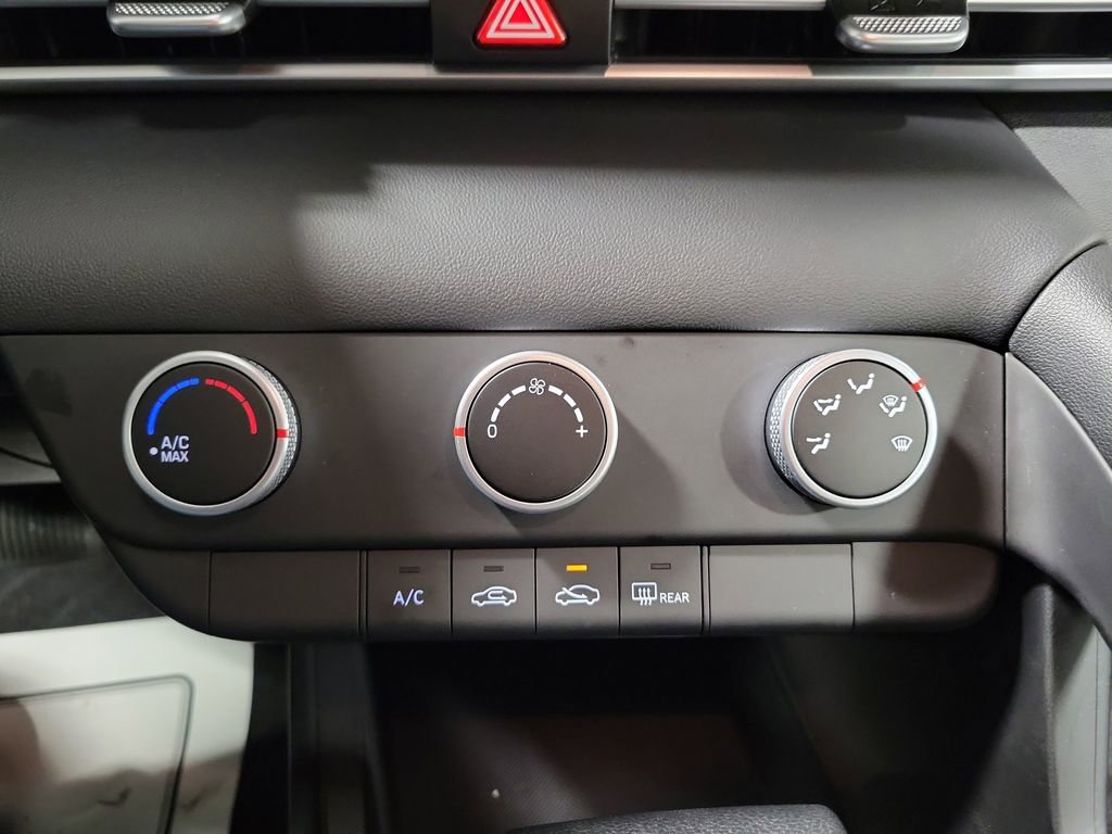 Used 2025 Hyundai Elantra SE image 17