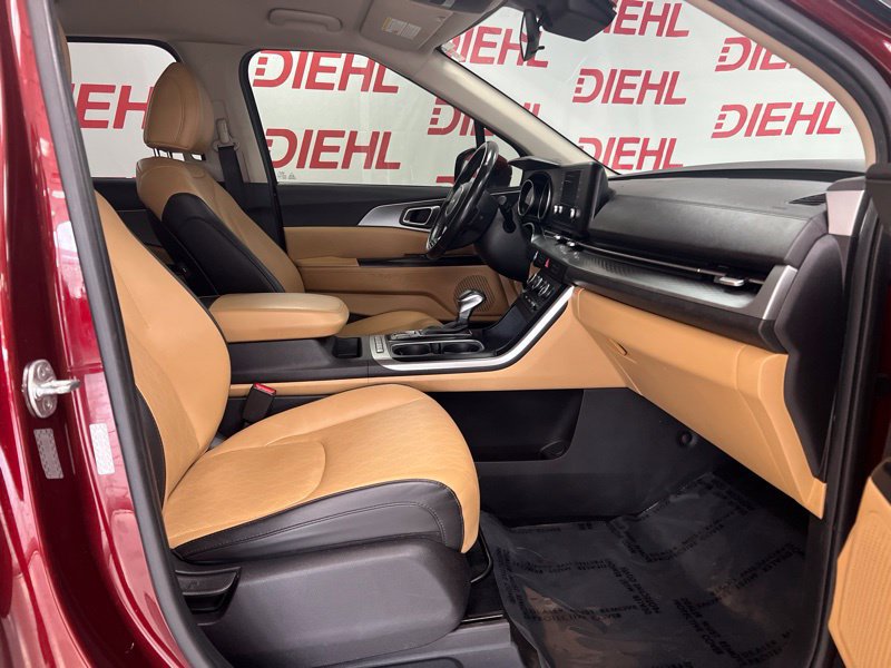 Used 2023 Kia Carnival LX FWD image 12