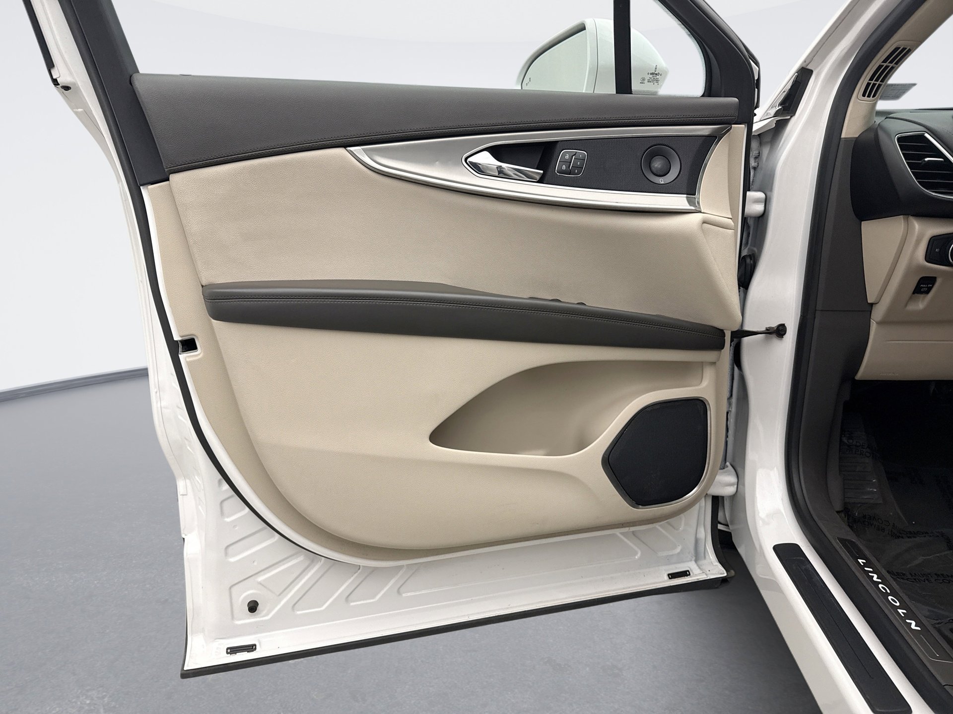 Used 2019 Lincoln Nautilus Reserve w/ Driver Assistance Package image 9